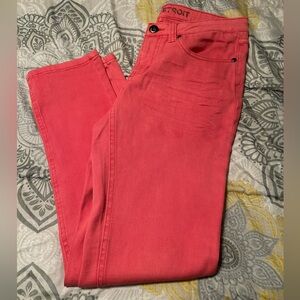Women’s skinny jeans pants. Size 8 length 32”. Good condition.